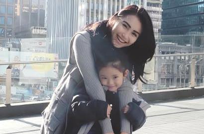 'Ngupil' dan Bersihkan Kotoran Gigi Pakai Tangan, Ayu Ting Ting Disindir Jorok