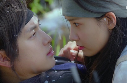 Awas Baper, Romantisnya Siwan Usap Air Mata Yoona di 'The King in Love'