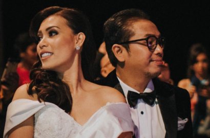 Bulan Madu, Sammy Simorangkir Pamer Foto Topless Bareng Istri