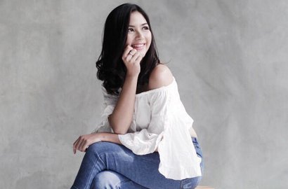 Cantik Pakai Dress Mini, Posisi Duduk dan Paha Jessica Mila Jadi Sorotan