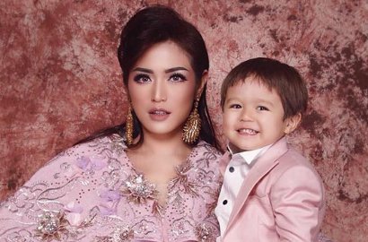 Foto Bareng Sang Bunda, Ekspresi Putra Jessica Iskandar Bikin Netter Nangis