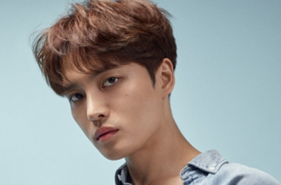 Rela Tiduran di Jalan Demi Foto Bareng Kucing, Jaejoong Bikin Fans Gemas
