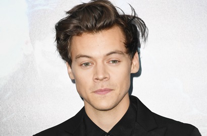 Kalahkan Brad Pitt, Harry Styles Terpilih Sebagai Pria Tertampan di Dunia