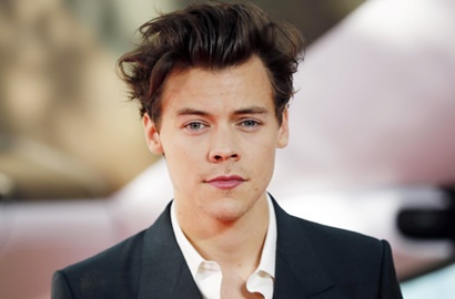 Kepincut Model Victoria's Secret Kelima Kalinya, Harry Styles Kencani Si Seksi Camille Rowe?