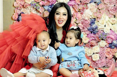 Rayakan Ultah ke-35, Syahrini Anggun Keibuan Ditemani Ponakan Kembar
