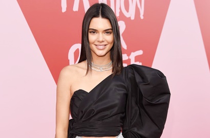 Tanpa Busana, Intip Gaya Hot Kendall Jenner Pamer Celana Dalam