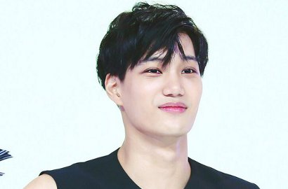 Kocak, Kai EXO Ketahuan 'Telepon' YouTube di Bandara