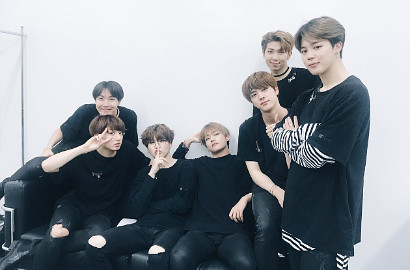 Akhirnya Muncul, BTS Adu Ganteng di Bandara Menuju Singapura