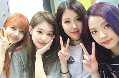 Sapa Fans Pakai Bando Lucu, Black Pink Tak Sabar Rayakan 1 Tahun Debut