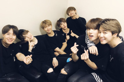 Selfie Bareng Bikin Geger, BTS Dipuji Hormati Fans Muslim Ini