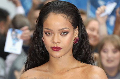 Bak Model Victoria's Secret, Seksinya Rihanna Pakai Bikini Bertabur Perhiasan