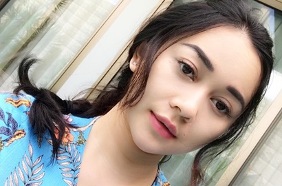Jadi Model Majalah Dewasa, Aura Kasih Tampil Seksi Menggoda