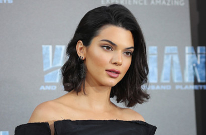 Dihujat Karena Dituduh Tak Beri Uang Tip pada Bartender, Kendall Jenner Mengamuk