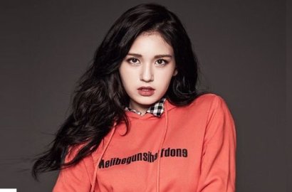 Datang ke Konser Wanna One Bareng Ayah, Gaya Kece Jeon Somi Jadi Perhatian