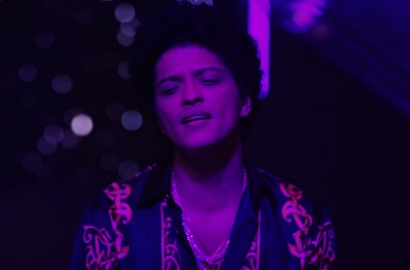 'Kekasih' Spider-Man Menari Sensual di MV Baru Bruno Mars 'Versace on the Floor'
