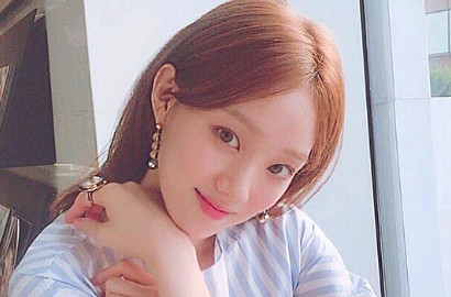 Lee Sung Kyung Pamer Oleh-Oleh dari Paris, Diberi Nam Joo Hyuk?