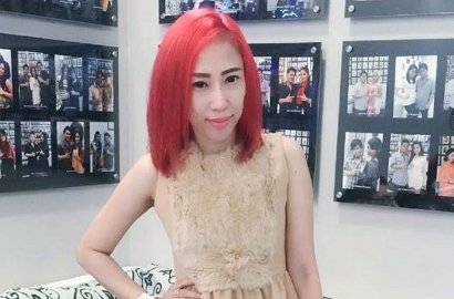 Miris, Dewi Sanca Tampil Seksi Buka-Bukaan di Depan Anak Kecil