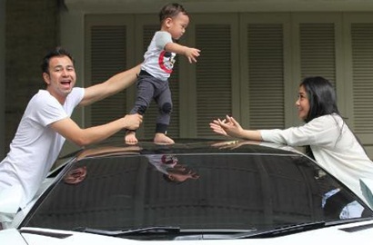 Rumah Raffi Ahmad Disatroni Petugas, Pajak Mobil Mewah Nunggak Hingga Puluhan Juta?