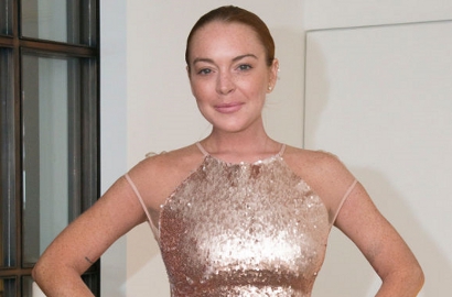 Beri Kecupan Manja, Lindsay Lohan Ucapkan Selamat Idul Adha di Kelab Malam?