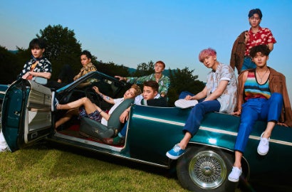 Selfie Bareng EXO, Fans Ini Juga Dipeluk Baekhyun di 'MuBank' Jakarta