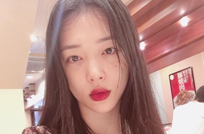Video Sulli Pegang Bibir Ditonton 1 Juta Kali, Netter Beri Komentar Beragam