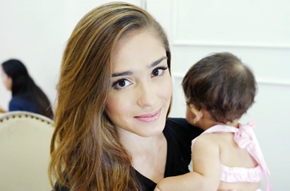 Pakai Gaun Ini di Nikahan Raisa-Hamish, Yasmine Wildblood Dikritik Vulgar