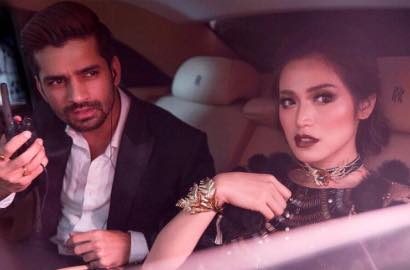 Super Hot, Jedar Pamer Belahan Dada dan Digendong Vishal Singh di Kolam Renang