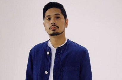 Sumringah saat Wisuda, Petra Sihombing Acungkan Jari Tengah