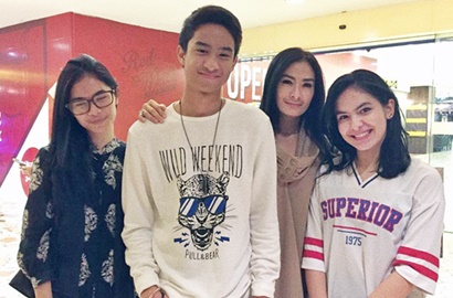 Belum 17 Tahun, Putra Iis Dahlia Pamer Dirangkul Mesra Sang Pacar