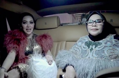 Tak Kalah dari Syahrini, Casing Ponsel Sang Bunda Harganya Juga Fantastis