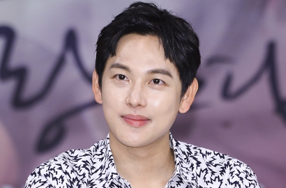 Girang Sapa Fans, Siwan Makin Ganteng Berambut Cepak Saat Wamil