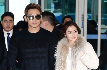 Pakai Barang Couple, Rain dan Kim Tae Hee Tampil Serasi di Bandara Italia