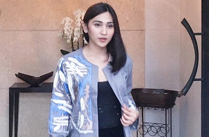Ikut Ramaikan New York Fashion Week, Dena Rachman Kembali Banjir Pujian