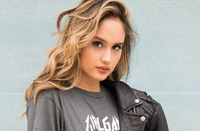 Pose Kaki Cinta Laura Bareng Selena Gomez Bikin Salah Fokus, Ini Kata Sang Ibunda