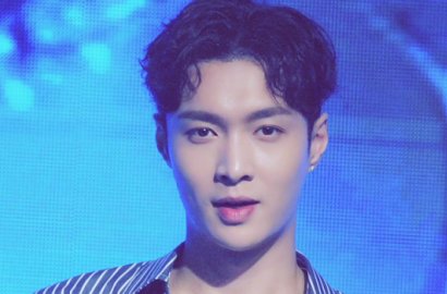 Ganteng Pakai Setelan Jas, Lay EXO Dipeluk Cewek di Foto-Foto Ini