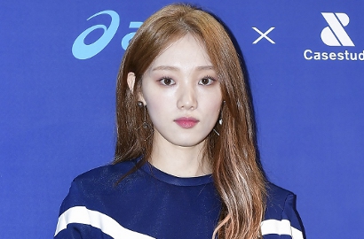 Selfie Tiduran Sambil Cemberut, Lee Sung Kyung Masih Galau Usai Putus?