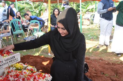 Pemakaman Ibunda Natalie Sarah Dihadiri Banyak Murid SMA, Kok Bisa?