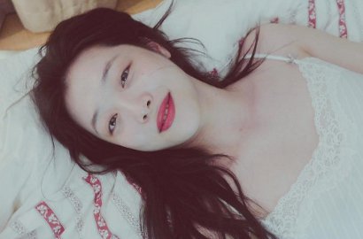 Senyum Manis, Sulli Disangka Hamil Gara-Gara Pamer Baju Gembung