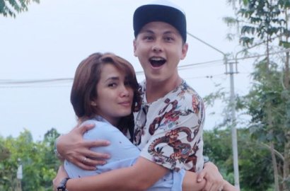 Pose Sensual Bareng Andhika Pratama, Ussy Sulistyawati Dicibir 'Muka Tua'