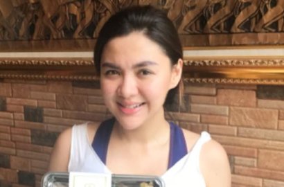 Gelar Acara Siraman Jelang Nikah, Begini Momen Haru Vicky Shu Sungkem pada Ibunda