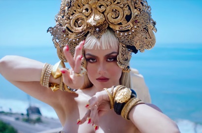 Tampil Seksi Menggoda Berbalut Kebaya, MV Agnez Mo 'Long As I Get Paid' Banjir Pujian