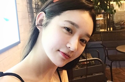 Pamer Foto Seksi di Kolam Renang, Kang Min Kyung Buktikan Tak Butuh Bantalan Pantat?