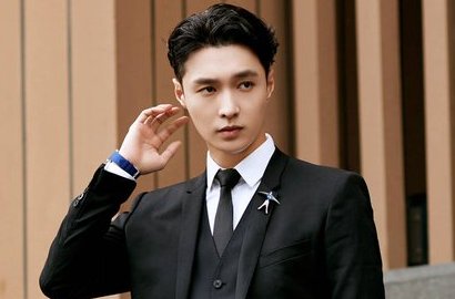 Pose Ganteng dengan Setelan Jas di Paris, Lay EXO Dijamin Bikin Meleleh