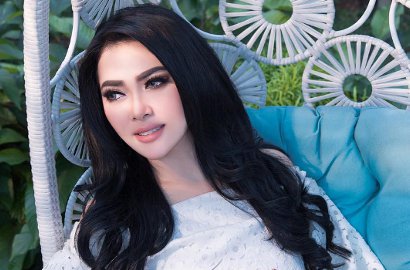 Diperiksa Polisi Terkait Kasus First Travel, Syahrini Pakai Baju Kemarin?