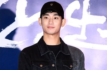 Tebar Senyum Ganteng, Awas Cemburu Kim Soo Hyun Peluk Cewek di Acara Ini
