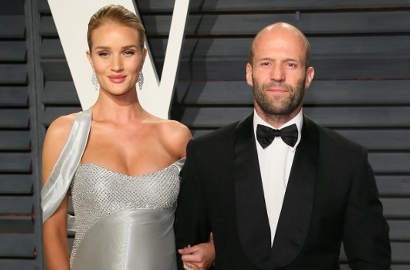 Pamer Cincin Berlian, Jason Statham Diam-Diam Nikahi Rosie Huntington-Whiteley?