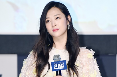 Tampil Serba Hitam dan Pamer Make Up Natural, Sulli Dipuji Habis-Habisan