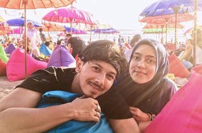 Fairuz A. Rafiq Pamer Suami Ngaji Buat Calon Anak, Netter: Meleleh Hati Adek Bang