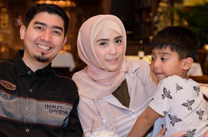 Putra Ustadz Solmed Sakit Flu Singapura, April Galau Tak Bisa Temani Karena Hamil