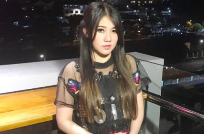 Rayakan Ulang Tahun Bersama Keluarga, Cantiknya Via Vallen Tampil Pakai Jilbab